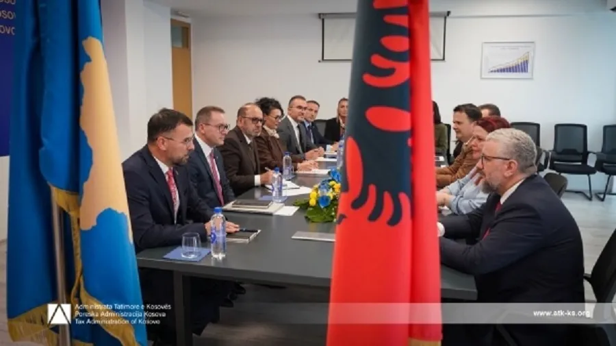 Kosova dhe Shqipëria bashkojnë forcat për reformimin e sistemit tatimor Drejtori i përgjithshëm i Administratës Tatimore të Kosovës  Mentor Hyseni  ka pritur në një vizitë pune homologun e tij nga Shqipëria  drejtorin e përgjithshëm të Tatimeve    