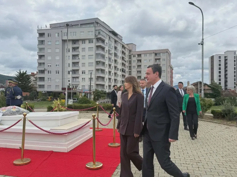 Kurti dhe Haxhiu nderojnë Rugovën  Demaçin dhe heronjtë e Kosovës Në 27 vjetorin e çlirimit të Kosovës  kryeministri në detyrë Albin Kurti së bashku me ushtruesen në detyrë të presidentes  Albulena Haxhiu  kanë bërë homazhe pranë varrit të   