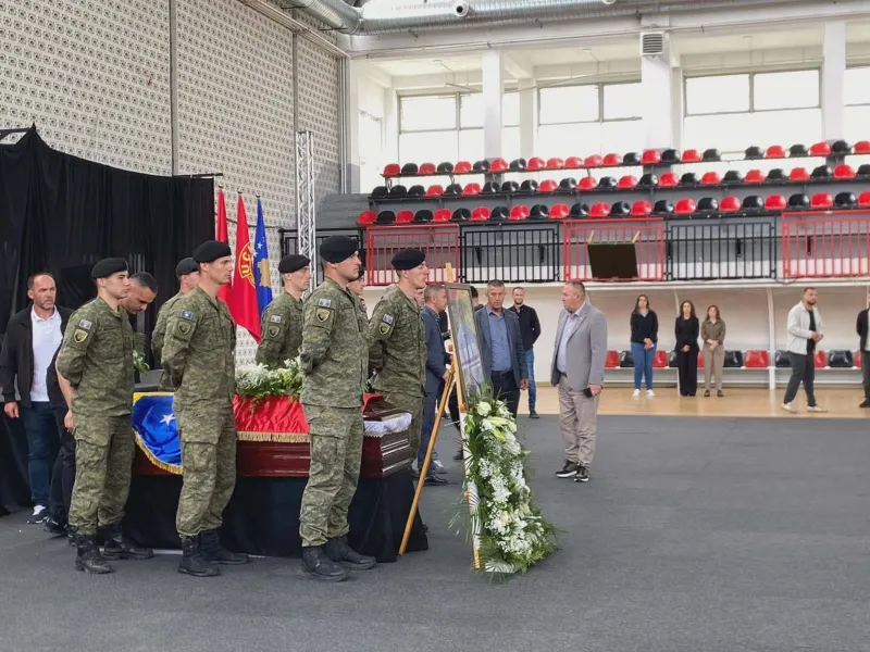 Homazhe në Skenderaj  figura politike dhe qytetarë nderojnë Sahit Jasharin Në Skenderaj kanë filluar homazhet për Sahit Jasharin  të cilat po mbahen në palestrën  Ilaz Kodra   ku janë mbledhur familjarë  bashkëluftëtarë dhe qytetarë të shumtë për   