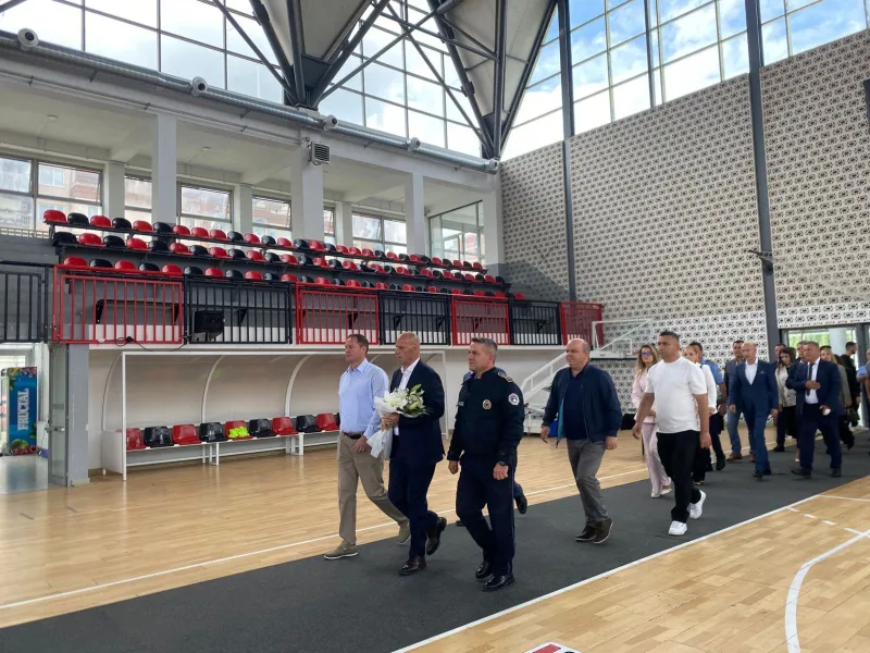 Lladrovci  Sahiti ishte bashkëluftëtar i orëve të para të Adem Jasharit   s kemi mundur të bëjmë mjaftueshëm për të Kryetari i Komunës së Drenasit  Ramiz Lladrovci  ka marrë pjesë në homazhet që po bëhen në palestrën  Ilaz Kodra  për t i dhënë   