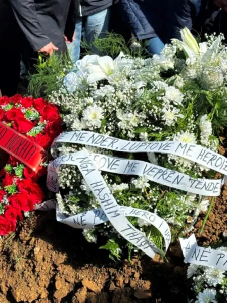 Kurora e Hashim Thaçit mbi varrin e Sahit Jasharit  U prehsh në paqe  hero i UÇK së Artan Behrami publikoi një fotografi të kurorës së vendosur nga presidenti Hashim Thaçi te varri i Sahit Jasharit  bashkëluftëtarit të Adem Jasharit që vdiq   