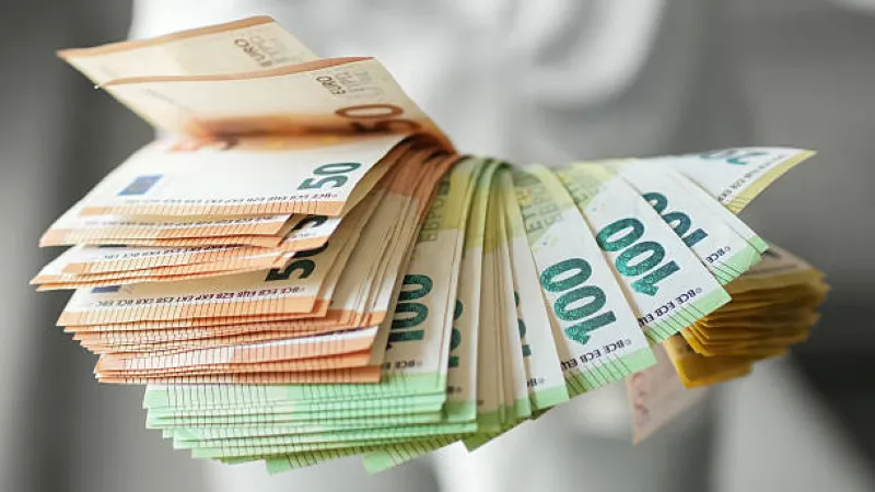 Murati  Të hënën ekzekutohen shtesat 100 euro për sektorin privat Ministri në detyrë i Financave Hekuran Murati  përmes një postimi në Facebook  ka thënë se ekzekutimi i 100 eurove për punëtorët e sektorit privat do të bëhet të hënën e javës së   