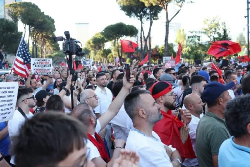 Protesta për Zvërnecin në ditën e trembëdhjetë në kryeqytet Në ditën e trembëdhjetë të protestës kundër investimit të planifikuar në Zvërnec të Vlorës  qytetarët dhe aktivistët u mblodhën në sheshin  Skënderbej  për të marshuar më pas nëpër   