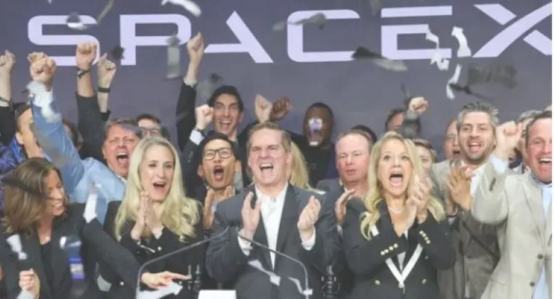 Elon Musk bëhet trilioneri i parë në botë  aksionet e SpaceX rriten ndjeshëm Elon Musk bëhet trilioneri i parë në botë pasi aksionet e tij dalin në publik në bursën amerikanePor kjo nuk do të thotë që ai i ka paratë në bankë   ja çfarë duhet të   