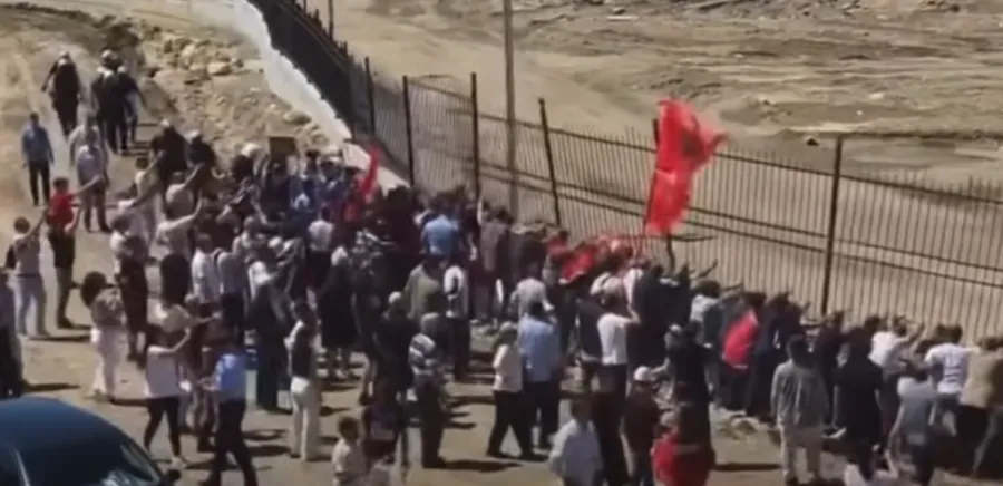 Banorët e Rrjollit në protestë kundër ndërtimit të resortit  heqin rrethimin me tela