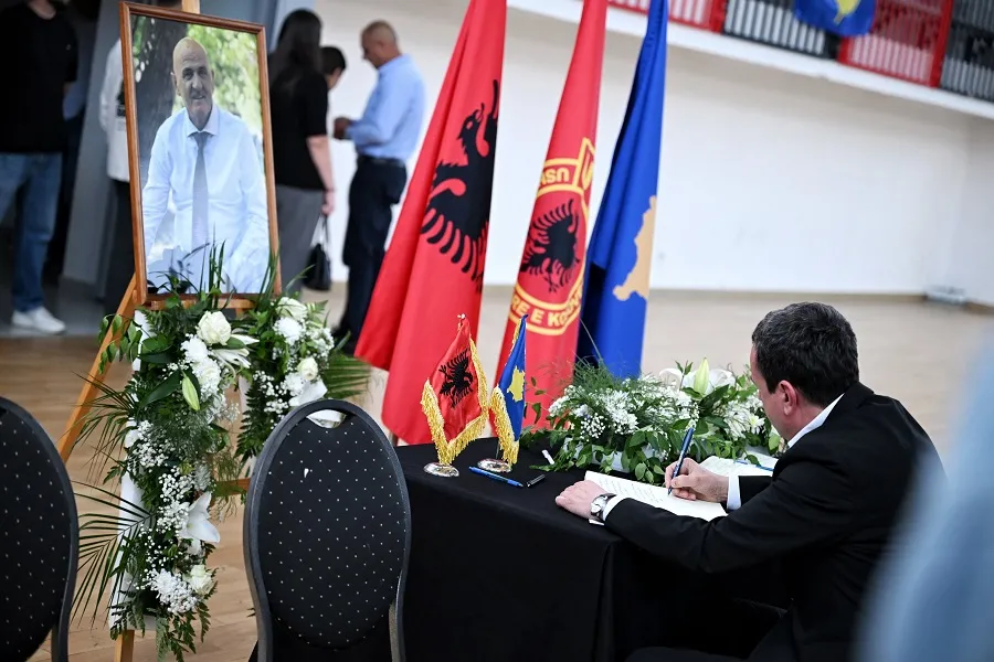 Kurti viziton për ngushëllime familjen e Sahit Jasharit Kryeministri në detyrë i Republikës së Kosovës  Albin Kurti ka vizituar familjen Jashari për të shprehur ngushëllimet me rastin e vdekjes sw ish komandantit të Ushtrisë Çlirimtare të   
