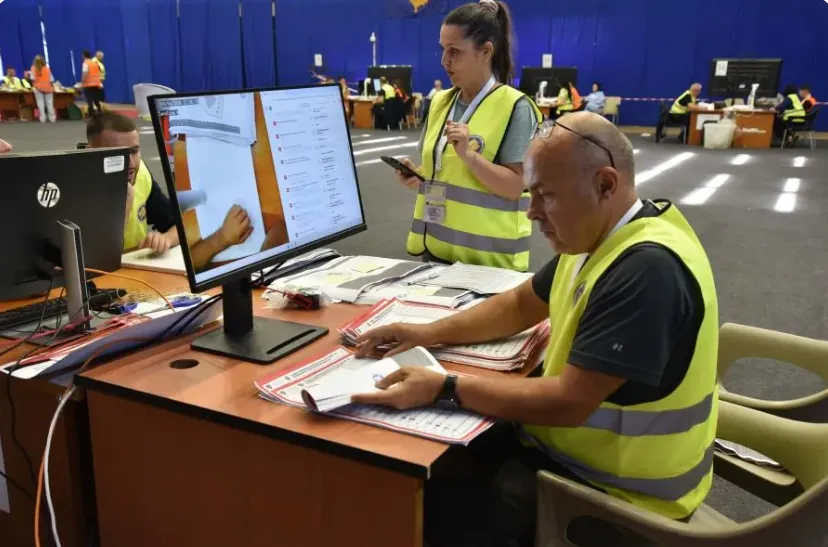 Numërohen rreth 40 për qind e votave me postë  këto janë rezultatet Sipas të dhënave të fundit të QNR së për votat me postë  deri në orën 19 09  janë numëruar 36 84 për qind e këtyre votave Sipas rezultateve të publikuara nga Komisioni Qendror i   