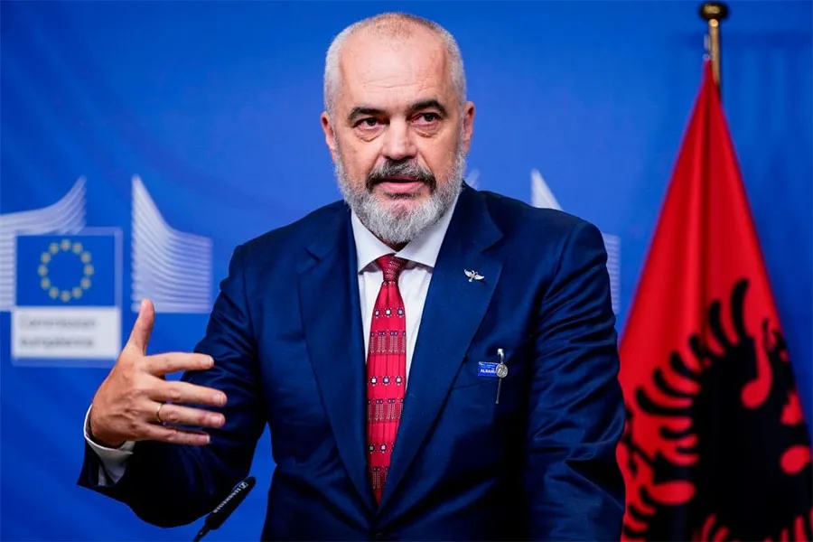 Rama dënon sulmet ndaj Yll Limanit  Dhuna online dhe thirrjet për bojkot janë të papranueshme Kryeministri i Shqipërisë  Edi Rama  ka reaguar ndaj sulmeve dhe thirrjeve për bojkot që po i bëhen këngëtarit Yll Limani pas koncertit të tij të   
