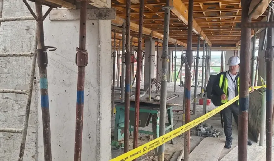 Dyshohet se ra nga skeleti gjatë punës në Ulqin  humb jetën 17 vjeçari nga Malisheva