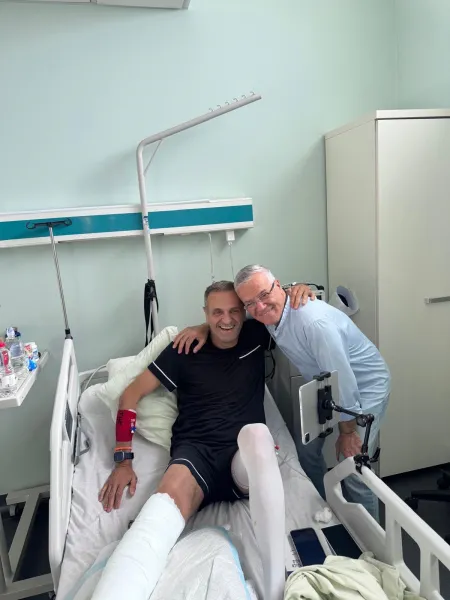 Sinan Vllasaliu në spital  i shkon për vizitë Dani Këngëtari i njohur Ramadan Krasniqi   Dani ka bërë të ditur se së bashku me artistët Fitim Behlulin dhe Andi Krasniqin kanë vizituar në spital kolegun e tyre  Sinan Vllasaliun Përmes një postimi   