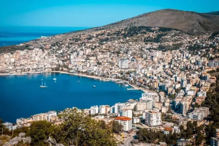 Media franceze  Riviera dhe Alpet shqiptare  mes destinacioneve që po tërheqin vëmendjen e botës Shqipëria është renditur nga revista franceze  Quartz  mes destinacioneve më premtuese në botë  që sipas ekspertëve të udhëtimeve duhen vizituar   