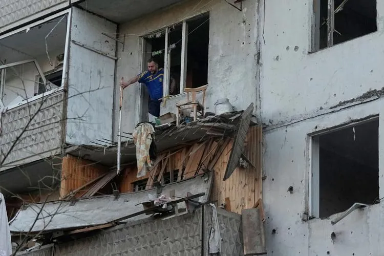 Sulmet ruse vrasin nëntë persona në Ukrainë dhe dëmtojnë një katedrale historike Nëntë persona janë vrarë dhe disa të tjerë janë plagosur në një valë sulmesh ruse në Ukrainë  gjatë së cilës një monument i rëndësishëm fetar në Kiev është përfshirë   