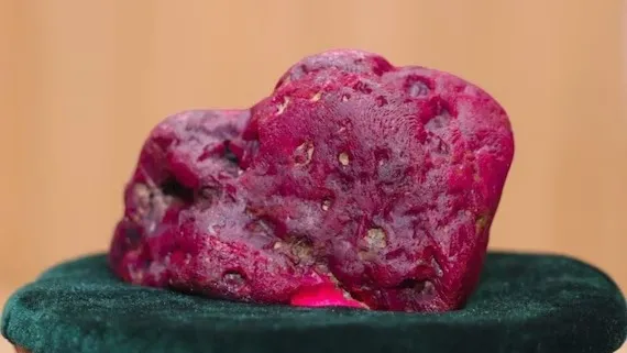 Zbulohet një nga rubinët më të pastër në botë Një rubin prej 11 000 karatësh  i karakterizuar nga një pastërti mineralogjike dhe një ngjyrim jashtëzakonisht i rrallë  është zbuluar në Myanmar  ish Birmani   në luginën e Mogok ut  shkruan   