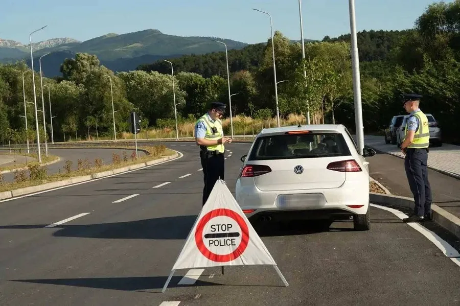 Përdorën telefonin gjatë ngasjes  policia shqipton mbi 300 gjoba Me qëllim të rritjes së sigurisë në trafikun rrugor dhe parandalimit të aksidenteve me pasoja të rënda  Njësia Rajonale e Komunikacionit Rrugor në Gjakovë ka intensifikuar   