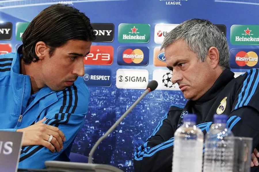 Khedira kthehet te Real Madridi si ndihmës i Mourinhos Gazetari i njohur i transferimeve  Fabrizio Romano  ka konfirmuar se ish reprezentuesi i Gjermanisë  Sami Khedira  do të rikthehet te Real Madridi për t u bërë pjesë e stafit teknik të   