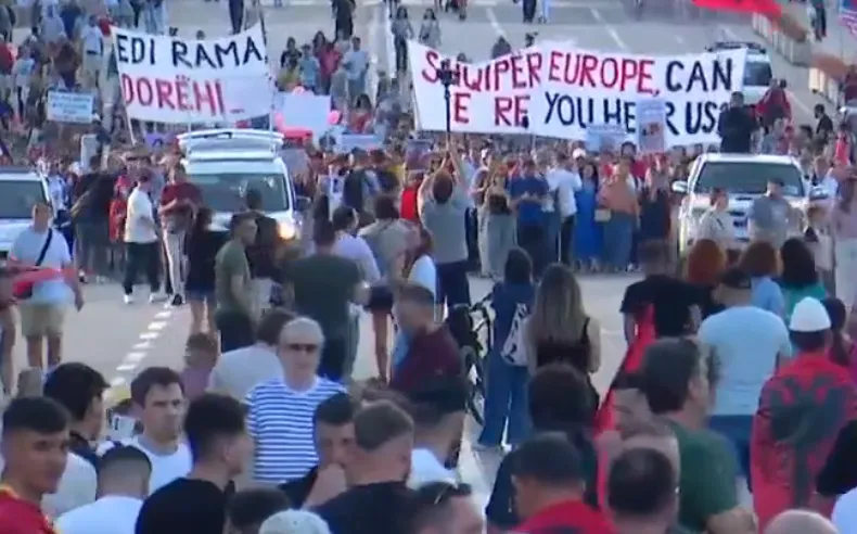 Protesta kundër resortit në Zvërnec  dita e 16 të Protesta qytetare e nisur kundër projektit turistik në zonën e Zvërnecit ka shënuar ditën e saj të 16 të radhazi të tubimeve në kryeqytet  Ky reagim erdhi si pasojë e kundërshtimit të ndërtimit të   