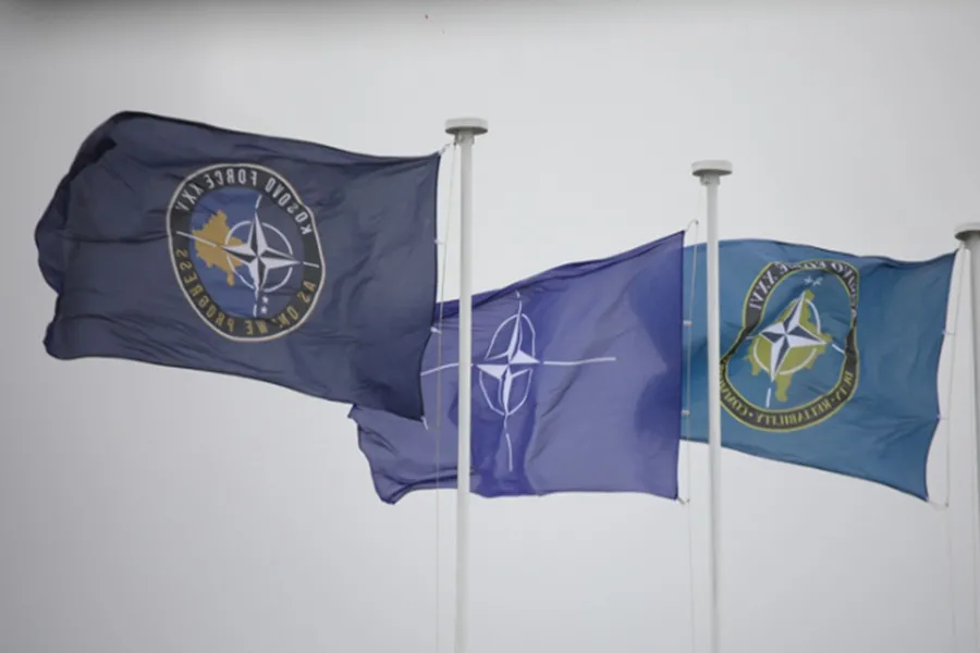 SHBA ja paralajmëron  përshtatje të kontributit  në KFOR Shtetet e Bashkuara pritet të bëjnë ndryshime në kontributin e tyre në misionin e NATO s në Kosovë  KFOR  në kuadër të një procesi më të gjerë të rishikimit të pranisë ushtarake të Aleancës   