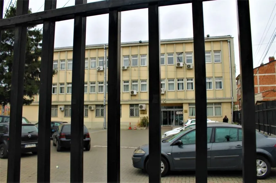Nga një muaj paraburgim nënës dhe djalit të saj për vrasjen në Kobaj të Prizrenit  gjykata jep detaje Gjykata Themelore në Prizren u caktoi masën e paraburgimit një muaj ndaj dy të pandehurve  Sh O  dhe A O   nënë e bir  nën dyshimin se kanë   