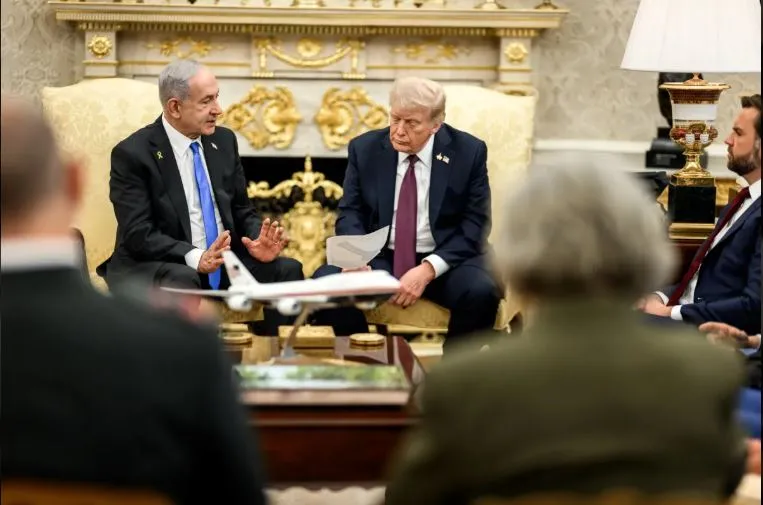 Trump kritikon Izraelin  Nuk mund të kryejë puna pa vrarë të gjithë të tjerët Presidenti amerikan Donald Trump ka bërë deklarata befasuese dhe goxha kritike në raport me Izraelin  duke e fajësuar këtë shtet se  nuk mund të kryejë punë pa vrarë të   
