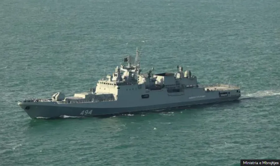 Britania e Madhe po heton raportet se një anije luftarake ruse qëlloi me armë paralajmëruese pranë jahtit në Kanalin Anglez Ministria e Mbrojtjes  MoD  po heton raportet se një anije luftarake ruse ka qëlluar me të shtëna paralajmëruese pranë një   