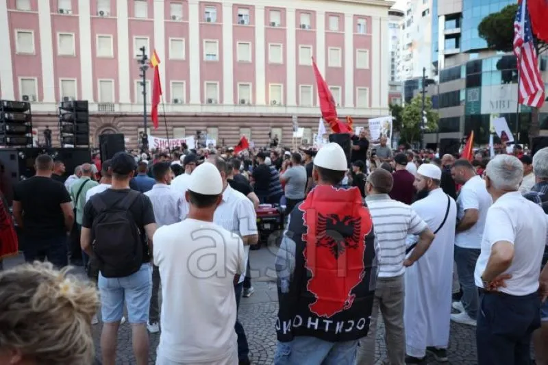 Protesta kundër investimit në Zvërnec në ditën e shtatëmbëdhjetë Qytetarë dhe aktivistë nga shoqëria civile u mblodhën sot në ditën e shtatëmbëdhjetë në protestën kundër investimit të planifikuar në Zvërnec të Vlorës Gjatë grumbullimit në sheshin   