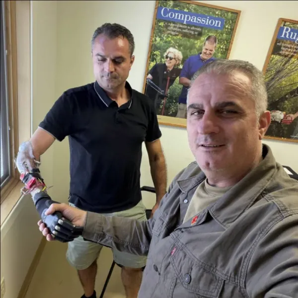 Ish luftëtari Qerim Gjocaj me protezë elektronike në vend të dorës së humbur në luftë