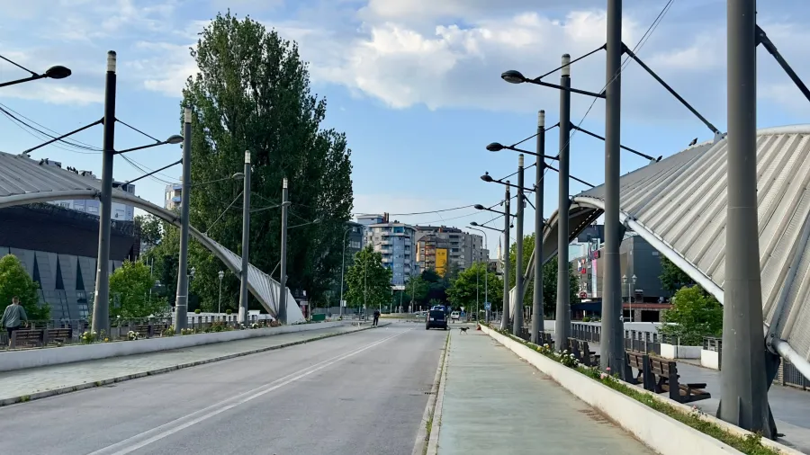 12 vjet nga heqja e barrikadës mbi urën në Mitrovicë Barrikada mbi urën kryesore të Ibrit në Mitrovicë  e vendosur nga strukturat paralele serbe të veriut  është hequr përfundimisht më 17 qershor të vitit 2014  rreth orës 5 00 të   