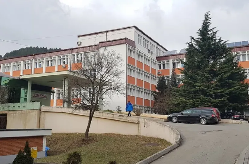 Vdes gruaja që kishte bërë aksident dy ditë më parë Një grua ka ndërruar jetë dy ditë pasi kishte bërë aksident në fshatin Jabllanicë të Pejës Aksidenti ka ndodhur të hënën dhe gruaja ka vdekur të mërkurën  Ajo ishte duke u trajtuar në spitalin e   