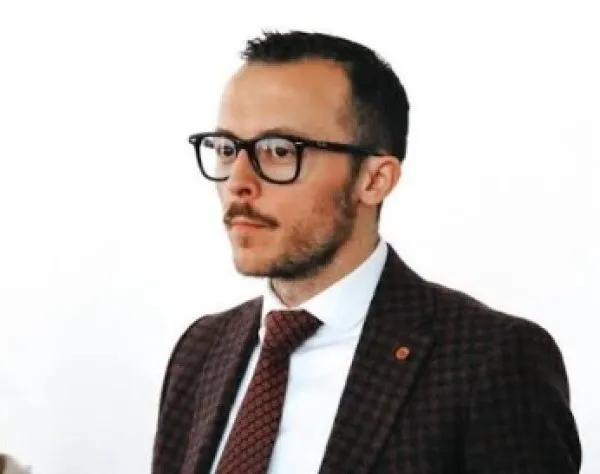 Abdullahu  Dëshmitë e grave shqiptare kundër ish gardianes serbe treguan dinjitet dhe besim në drejtësi Historiani Durim Abdullahu e ka cilësuar procesin gjyqësor ndaj ish gardianes serbe Nadica Cepkenoviq si një nga ngjarjet më të rëndësishme të   