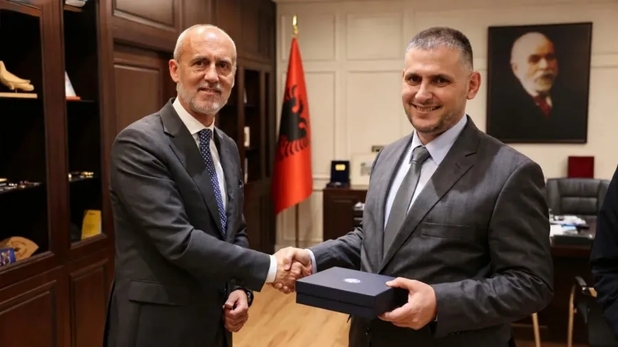 Policia shqiptare dhe ajo italiane thellojnë bashkëpunimin në luftën kundër krimit Drejtori i Përgjithshëm i Policisë së Shtetit në Shqipëri  Skender Hita  ka zhvilluar një takim me drejtues të lartë të Policisë italiane  ku është vlerësuar   