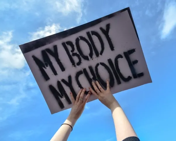 Irlanda voton për heqjen e periudhës tre ditore të pritjes për abort Parlamenti i Irlandës ka votuar për heqjen e periudhës së detyrueshme tre ditore të pritjes për abortin në fazat e hershme të shtatzënisë Projektligji u miratua në Dáil   