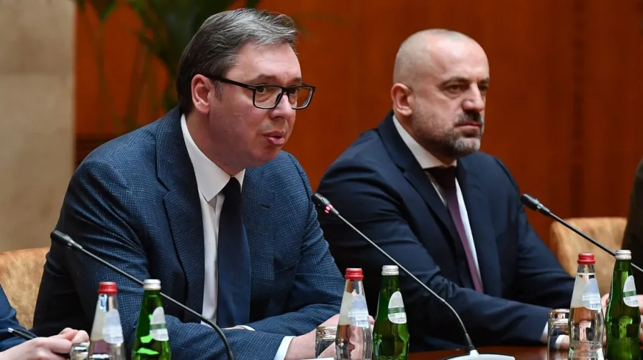 Studentët në Serbi paralajmërojnë kandidat për president  kundër Vuçiqit Aleksandar Vuçiq mund të përballet me një rival serioz në garën për president të Serbisë  nëse diçka e tillë pritet të ndodh së shpejti Kandidati që pritet ta sfidojë kreun   