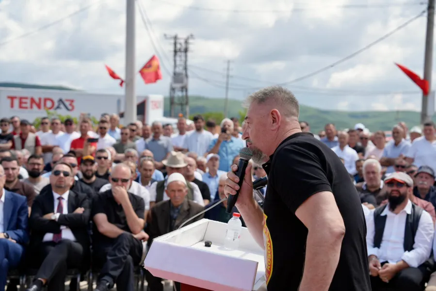 A po pajtohen Lladrovci e Lushtaku   një veprim i të parit  me një foto  jep sinjale se po Ramiz Lladrovci e ka respektuar  të enjten  në një mënyrë të veçantë  Sami Lushtakun I pari  që është kryetar i Drenasit  ka bërë nëj veprim të rrallë    
