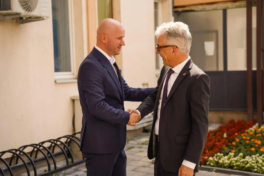 Ambasadori i Gjermanisë Rudolf vizitoi Shtimen  kryetari Aliu mirënjohës për forcimin e bashkëpunimit Kryetari i Komunës së Shtimes Qemajl Aliu priti ambasadorin e Gjermanisë në Kosovë  Rainer Rudolf Me këtë rast bënë homazhe në Memorialin e   