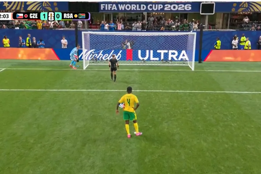 Afrika e Jugut barazon shifrat me gol nga penalltia Në minutën e 84 të të ndeshjes  Afrika e Jugut ka arritur të barazojë rezultatin në 1 1 kundër Çekisë  falë një ekzekutimi të saktë nga pika e bardhë Penalltia u akordua në minutën e 82 të pas   