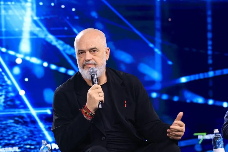 Rama  Shumica e duan projektin në Zvërnec  resorti 4 miliardë euro synon gjelbërim dhe pastrim të ujërave Kryeministri i Shqipërisë Edi Rama ishte sot pjesë e panelit në Forumin Botëror FII në Romë  drejtuar nga gazetarja e CNN  Eleni Giokos    