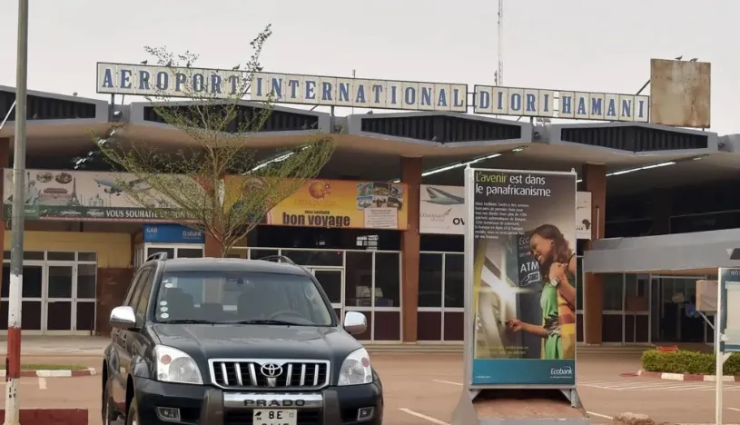 35 të vdekur nga sulmi i përgjakshëm në aeroportin kryesor të Nigerit Të paktën 35 persona kanë humbur jetën pasi persona të armatosur sulmuan të enjten aeroportin më të madh të Nigerit  njoftuan autoritetet  Ky është sulmi i dytë ndaj këtij   
