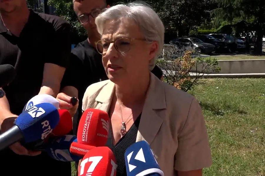 Gërvalla për opozitën  Koha të ulemi e të diskutojmë  të hiqet dorë nga mentaliteti bllokues Kryetarja e partisë  GUXO   Donika Gërvalla  ka thënë se është koha që të ulen me partitë opozitare që të diskutojnë seriozisht koalicionet dhe sipas   