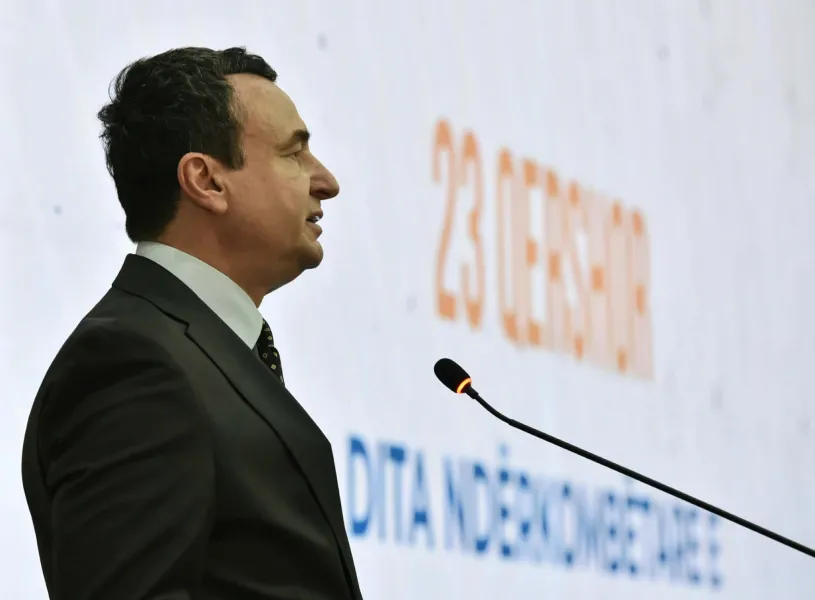 23 Qershori  vjen  4 ditë më herët  Kurti  Administrata është fytyra e Republikës karshi qytetarit Kryeministri në detyrë  Albin Kurti  ka shprehur mirënjohje për njerëzit që sipas tij  çdo ditë e mbajnë shtetin e Kosovës në funksion Në   