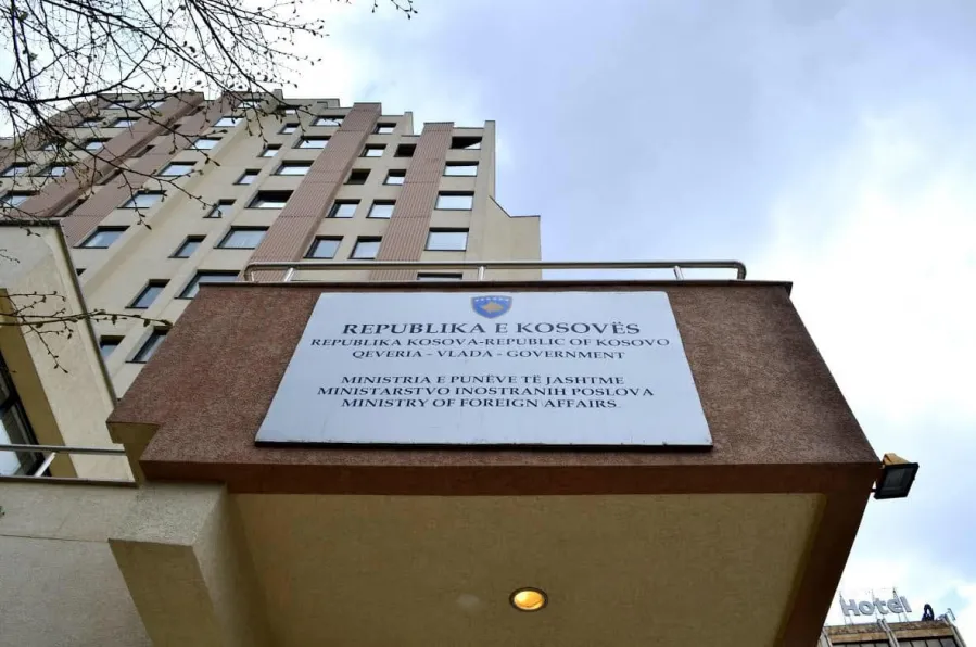 Tenderi u ul për 10 mijë euro pa bazë ligjore dhe 39 mijë euro pagesa për shërbime ligjore pa dëshmi në MPJD Zyra Kombëtare e Auditimit ka evidentuar një sërë parregullsish në Ministrinë e Punëve të Jashtme dhe Diasporës  MPJD  gjatë auditimit   