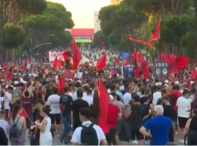 Protesta për Zvërnecin në ditën e 22 të  qytetarët protestojnë para Kryeministrisë Protesta kundër projektit të investimit në zonën e Zvërnecit ka hyrë në ditën e saj të 22 të ku qytetarët janë mbledhur sërish në kryeqytet për të shprehur   