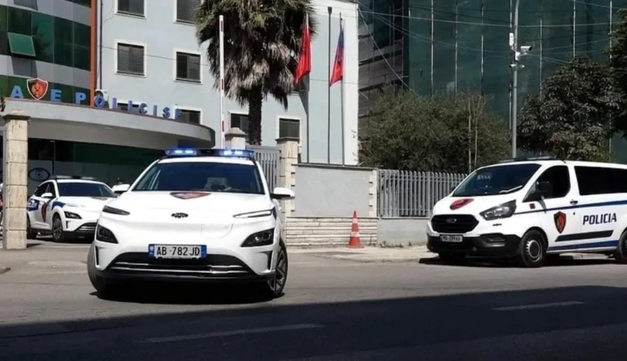 Arrestohen dy kushërinj për vrasjen e 45 vjeçarit në Durrës Policia e Durrësit ka ekzekutuar masën e sigurisë  Arrest në burg  ndaj dy shtetasve të dyshuar për vrasjen e një 45 vjeçari në Shijak  ngjarje e ndodhur në janar të këtij viti Sipas   