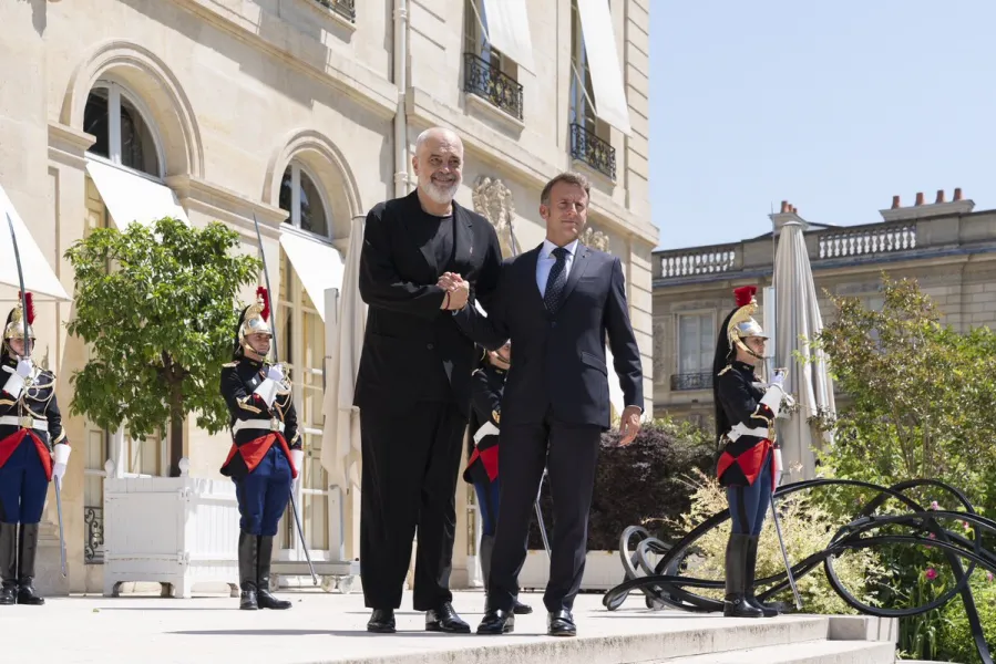 Macron  Franca rikonfirmon mbështetjen e saj për integrimin evropian të Shqipërisë Kryeministri i Republikës së Shqipërisë  Edi Rama  zhvilloi sot në Paris vizitë zyrtare me një drekë pune në Pallatin Elysee  aty ku qëndroi mbi dy orë  me ftesë   