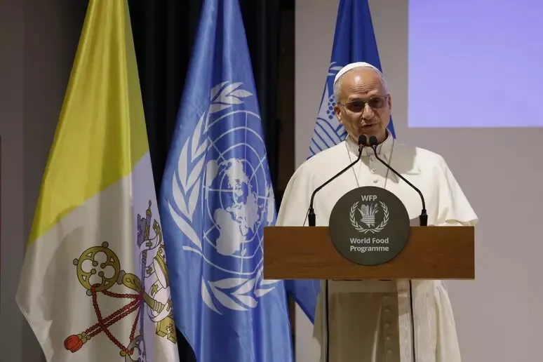 Papa Leone XIV  Po ushqehen më shumë konfliktet sesa njerëzit Konfliktet po ushqehen më shumë sesa ushqehen njerëzit  tha sot papa Leone XIV  Ky realitet pasqyron jo vetëm mangësitë operacionale  por edhe një çekuilibër themelor në prioritetet   