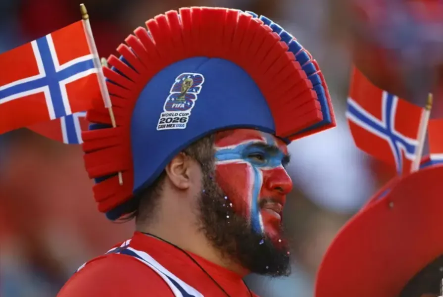 Kupa e Botës  vikingët e Norvegjisë pushtojnë Nju Jorkun Tifozët e Norvegjisë mbushën Nju Jorkun përpara ndeshjes së tyre kundër Senegalit në stadiumin MetLife Nga Times Square  tifozët e lyen sheshin e famshëm me të kuqe me bluzat e tyre dhe më   
