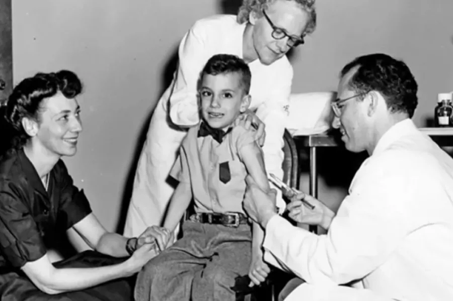 Ky ishte heroi ndërkombëtar që zhvilloi vaksinën e parë kundër polios Më 23 qershor të vitit 1995  në moshën 81 vjeçare vdiq Dr Jonas Salk  i cili zhvilloi vaksinën e parë kundër polios Duke pasur parasysh frikën dhe ankthin që Poliomeliti kishte   