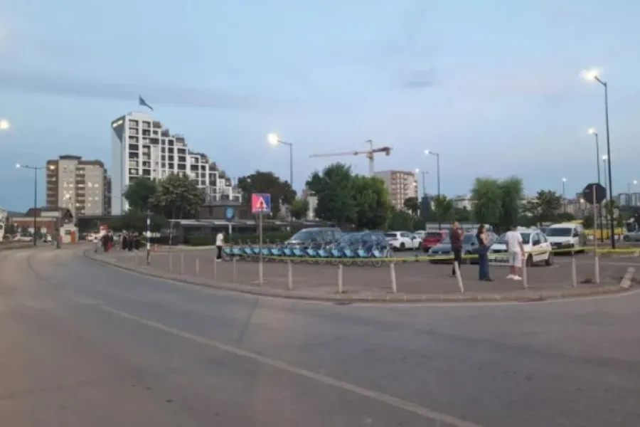 Alarmi i rremë për mjet shpërthyes në Prishtinë  Policia po e heton rastin Policia e Kosovës ka bërë të ditur se po e heton rastin e djeshëm në Stacionin e Autobusëve në Prishtinë  ku një alarm për bombë rezultoi të ketë qenë i rrejshëm Edhe në   
