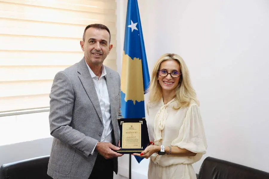 Gashani takon Gresa Bakraqin  Figura më e suksesshme e atletikës kosovare Pas suksesit të arritur së fundmi në arenën ndërkombëtare  Ministri i Sportit dhe Rinisë  Blerim Gashani  ka pritur në takim atleten e suksesshme kosovare  Gresa Bakraqi    