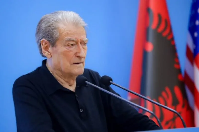 Berisha  Mbështesim pesë kërkesat e protestuesve  parlamenti t i trajtojë Kryetari i Partisë Demokratike  Sali Berisha tha sot se mbështet kërkesat e protestuesve dhe se ato do të jenë pjesë e angazhimit të opozitës në aktivitetet e saj brenda   