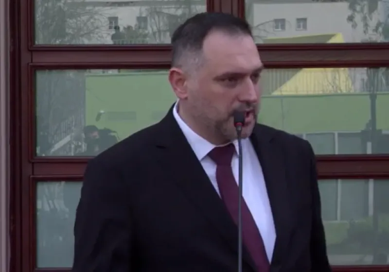  Turp i madh të flitet në emër të UÇK së për përfitime politike   reagon ministri i Mbrojtjes i Shqipërisë Ministri i Mbrojtjes i Shqipërisë  Ermal Nufi  duke rishpërndarë postimin e kryeministrit Edi Rama për Dritan Goxhajt  i cili në protestën   